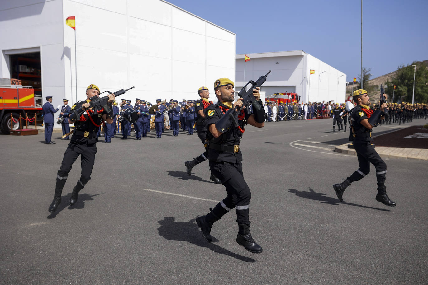 Fotos: Desfile de la UME por la festividad de Nuestra Señora del Rosario, su patrona