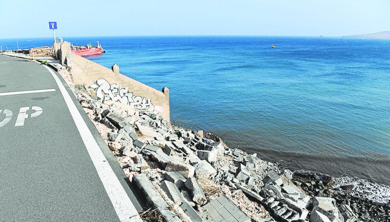 Muro caído en la calle Buzo, en el polígono de Salinetas. 