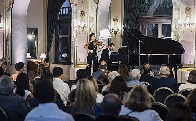 Imagen principal - Leticia Moreno y Felipe Aguirre conmueven al público en un recital cargado de notas dramáticas, líricas y virtuosas