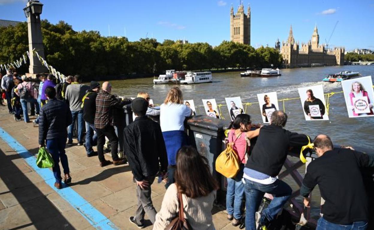 Una cadena humana protesta en Londres contra la extradición de Julian Assange. 
