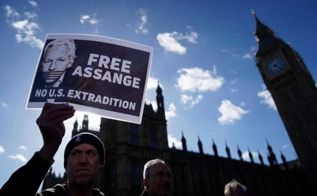 Cientos de británicos protestan contra la extradición de Assange. 