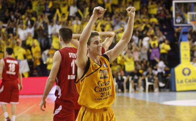 El inolvidable Jaycee Carroll celebra un triunfo contra el Estrella Roja en el CID en el ejercicio 2009-2010. 