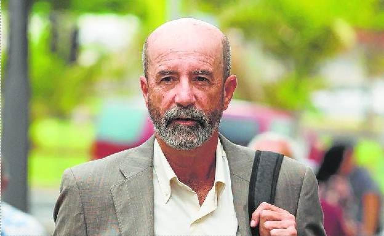 Santiago Pérez es senador autonómico, al igual que Fernando Clavijo. 