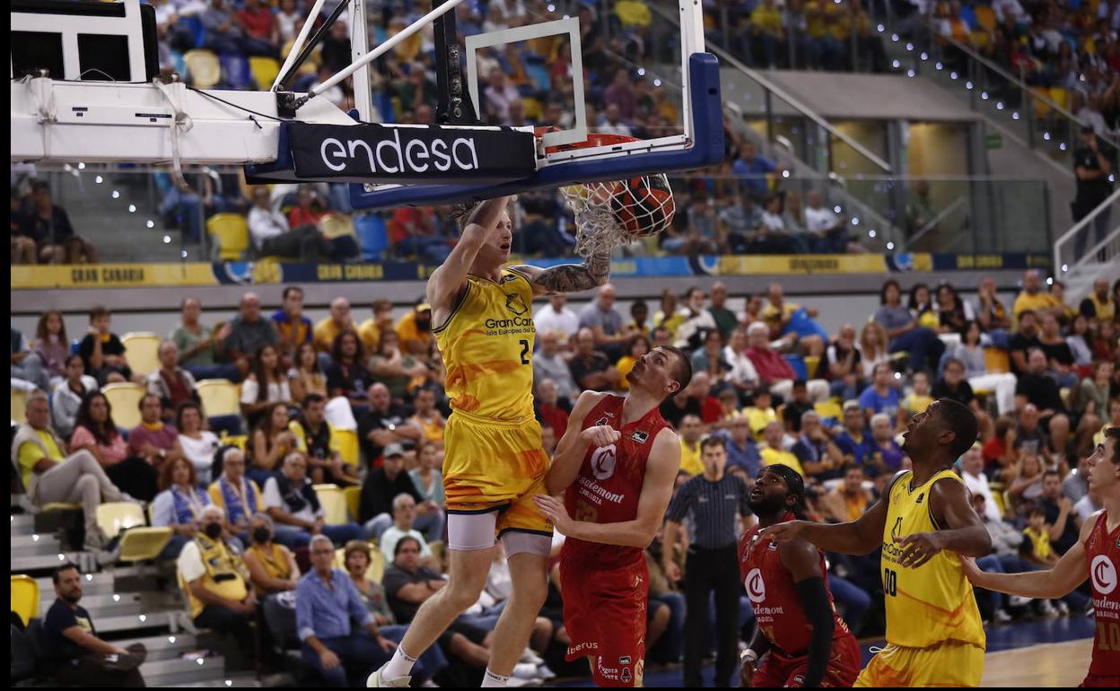 El pívot polaco Olek Balcerowski machaca en el duelo entre el Granca y el Zaragoza. 