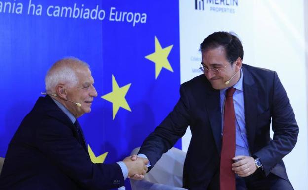 Imagen principal - Borrell junto al ministro de Asuntos Exteriores, José Manuel Albares; 