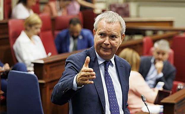 Sebastián Franquis, consejero de Obras Públicas, en el Parlamento de Canarias, 