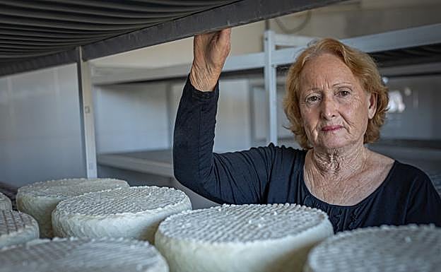 Adolfina Martín Torres, con sus quesos. 