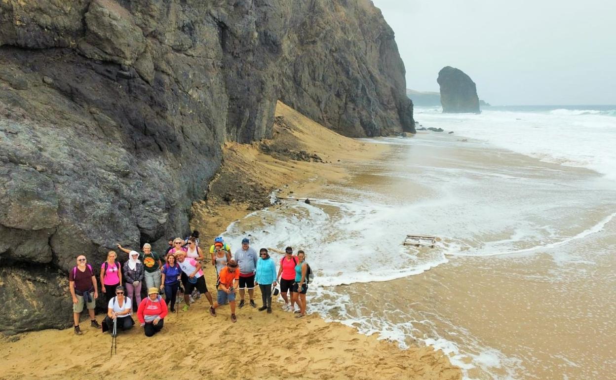 Los participantes de la novena ruta de senderismo del Ayuntamiento de Antigua, en el Roque del Moro. 