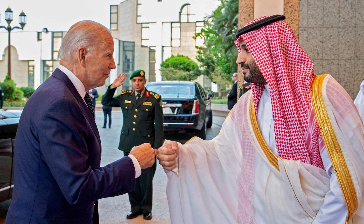 Joe Biden y Bin Salmán se saludan durante la visita del presidente estadounidense a territorio saudí el pasado julio. 