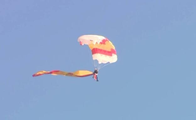 Pequeño percance del paracaidista con la bandera de España en el desfile del 12 de octubre
