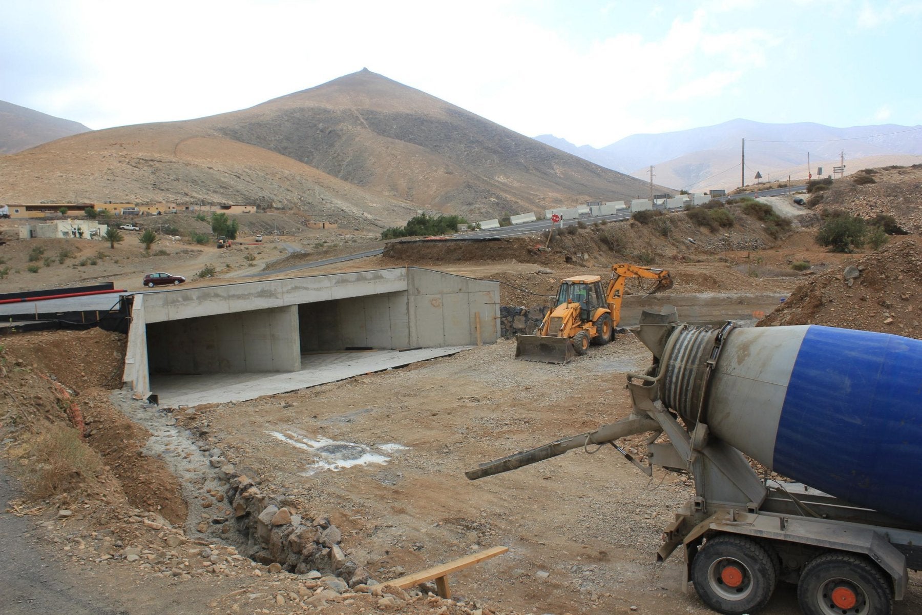 Imagen de una empresa trabajando en un proyecto de construcción en Fuerteventura.
