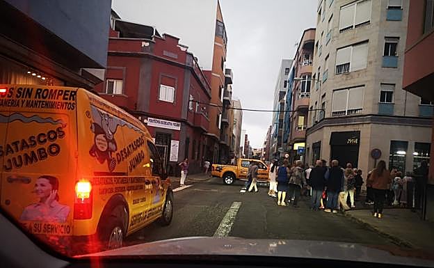 Un coche espera frente al cruce cortado por Desatascos Jumbo. 