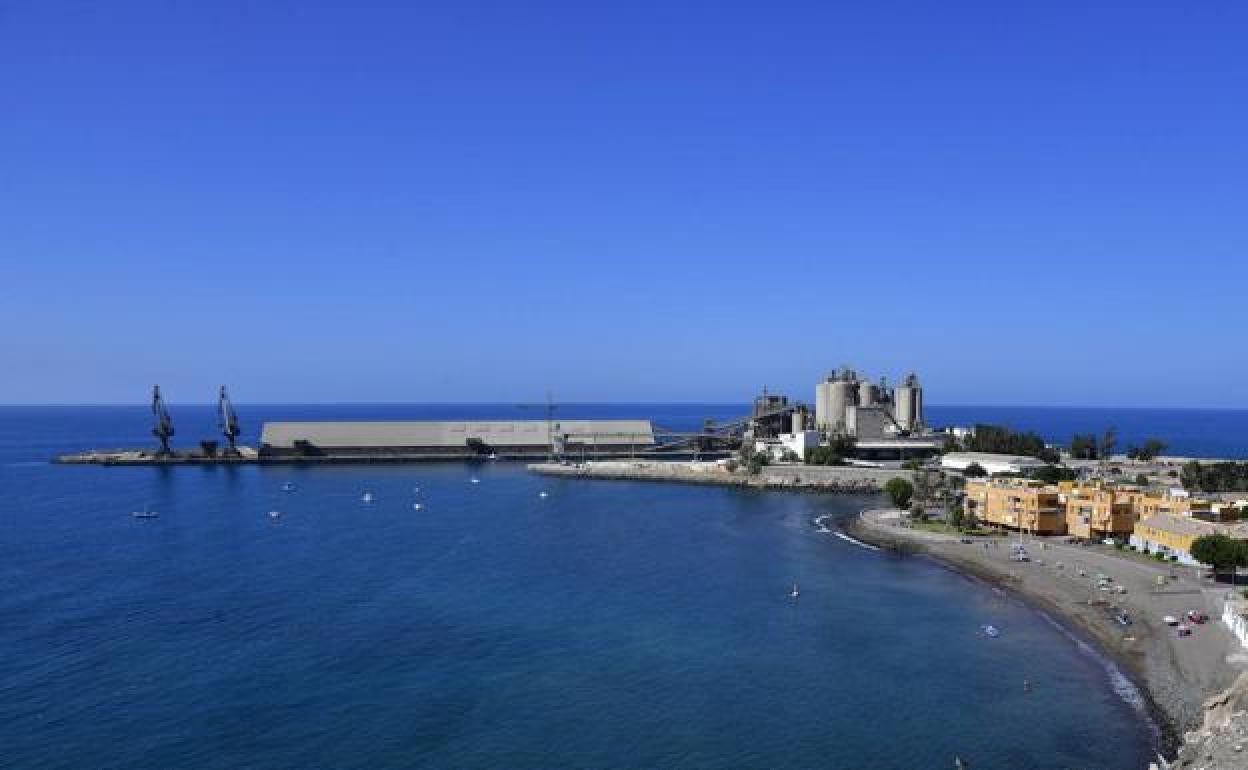 Vista del puerto de Santa Águeda y de las instalaciones de la cementera. 