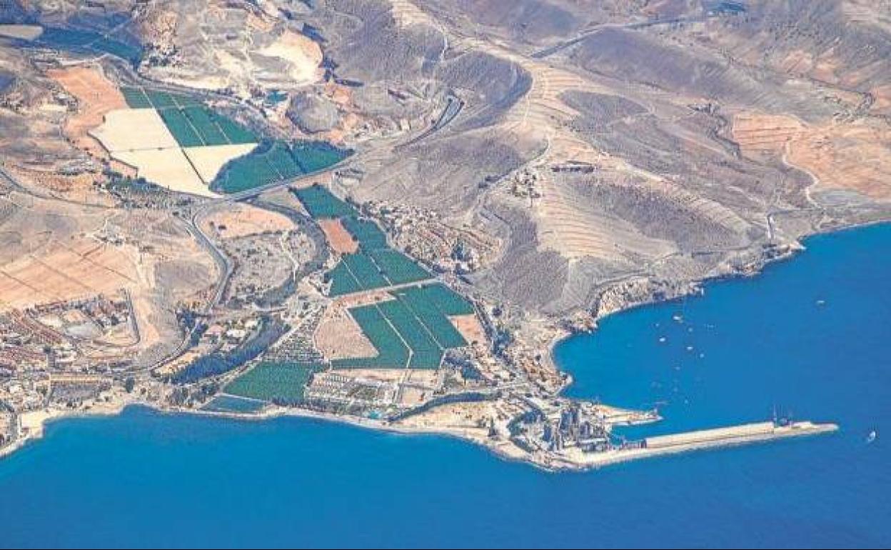 En la imagen se aprecian, en la parte superior, la cantera y abajo, a la derecha, el puerto con la cementera