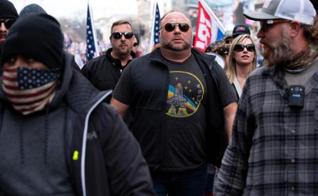 Alex Jones (centro) se unió a los partidarios del presidente estadounidense Donald Trump durante el asalto al Capitolio. 
