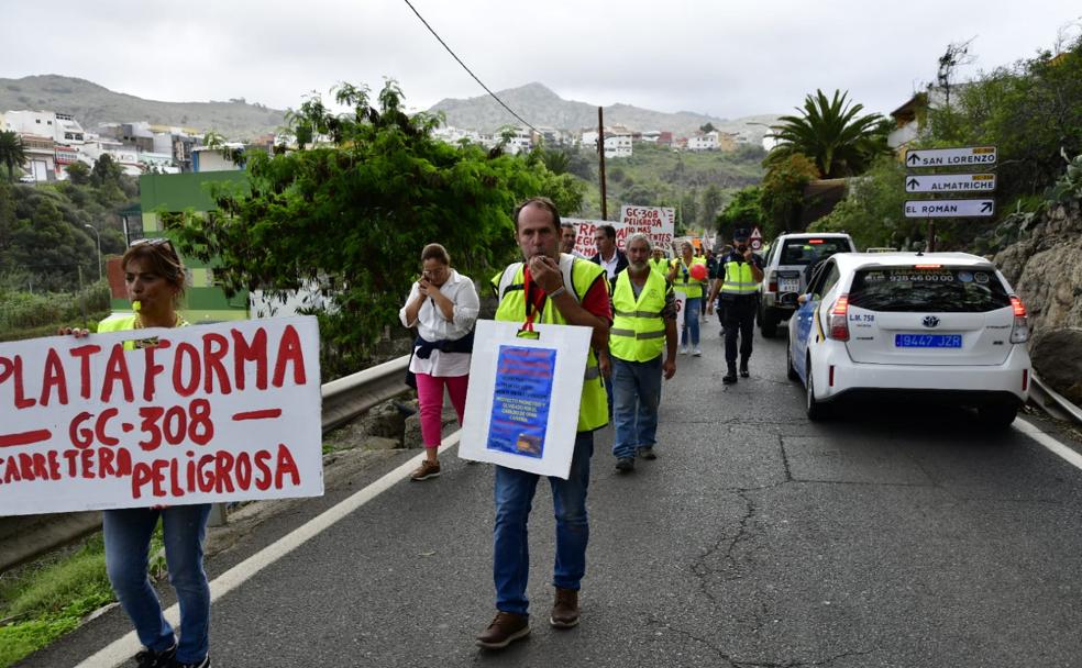 Los vecinos se adueñaron de la carretera por la que tienen que transitar a diario y sin aceras. 