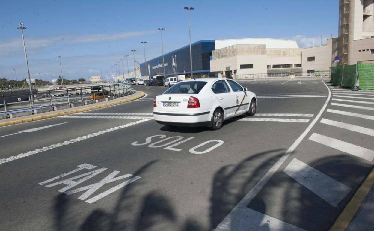 Imagen de archivo de un taxi circulando por su carril. 