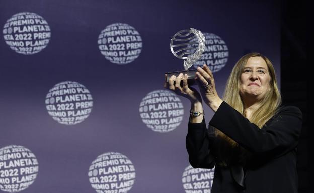 Luz Gabás posa con el Premio Planeta que recibió este sábado por la noche durante la gala celebrada en Barcelona. 