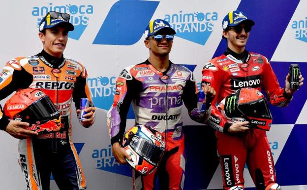 Jorge Martín escoltado por Marc Márquez y Francesco Bagnaia/Afp