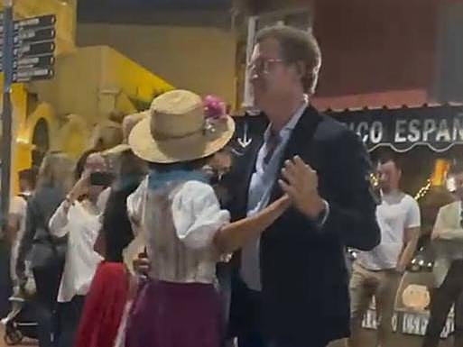 Feijoó, en pleno baile en la playa de Las Canteras. 