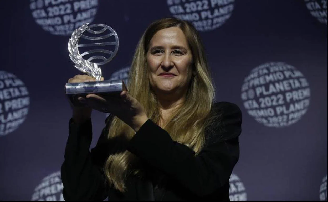 Luz Gabás posa con su premio. 