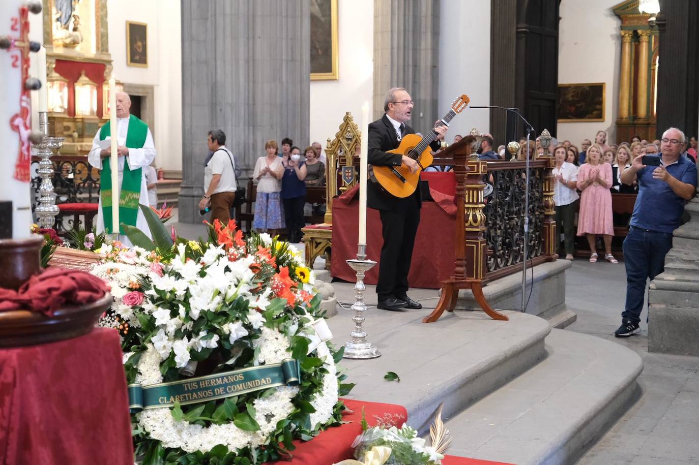 Fotos: Emotivo funeral del padre Fuertes