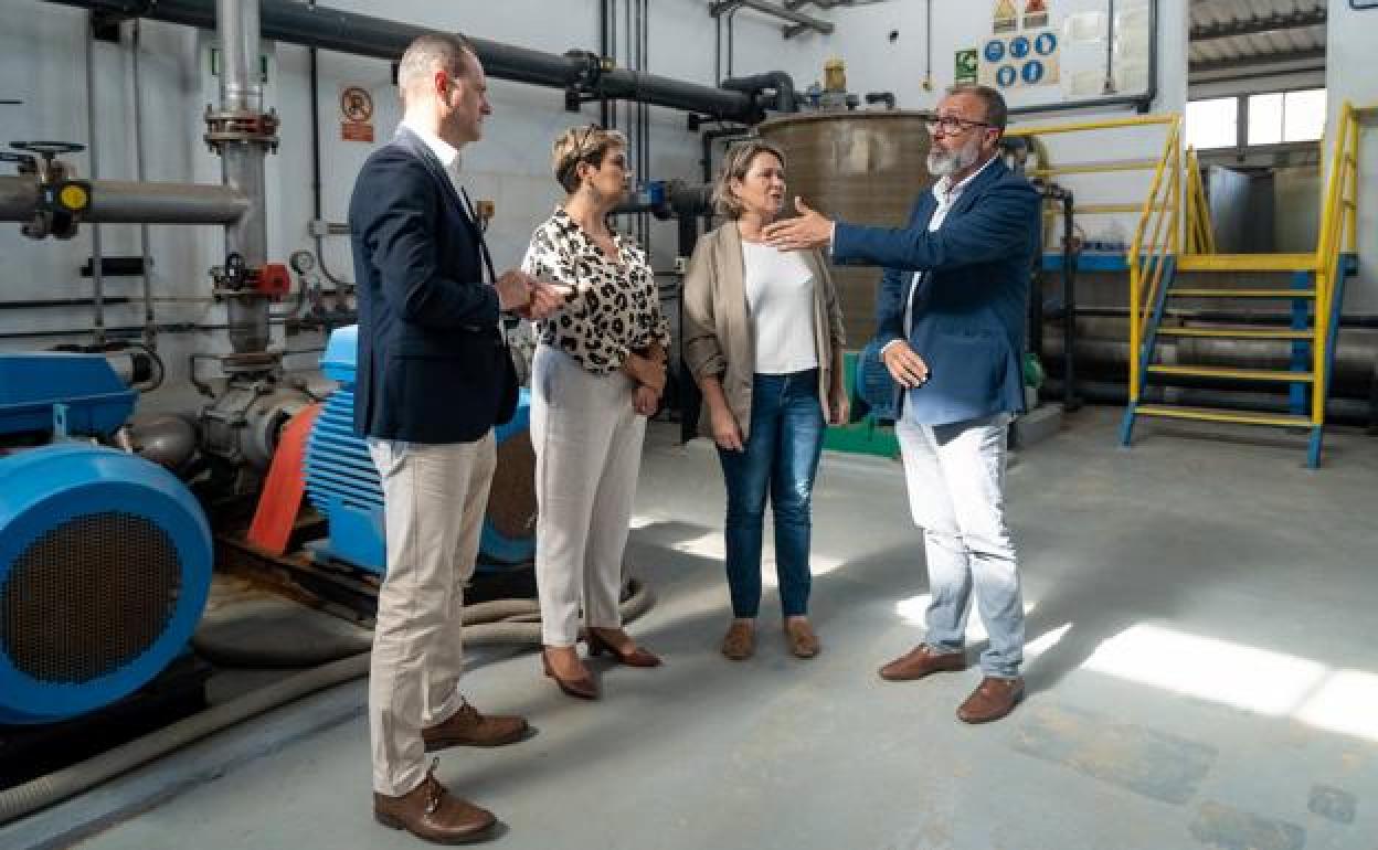 En la imagen, la consejera regional, con chaqueta, junto a los tres alcaldes de la comarca. 