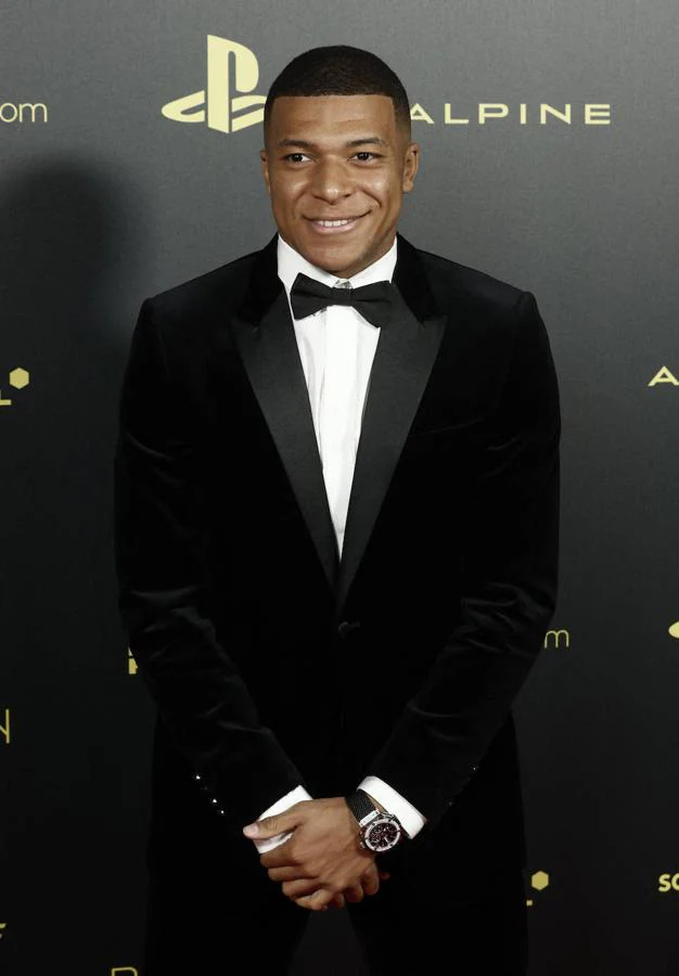 Kylian Mbappé, atacante del PSG, posa a su llegada a la gala. 