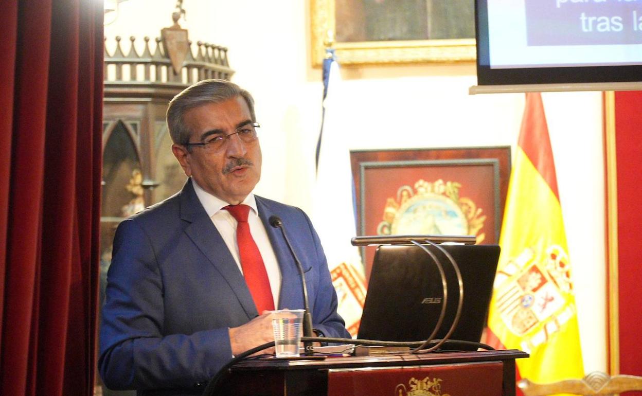 El vicepresidente canario, Román Rodríguez, durante la conferencia. 