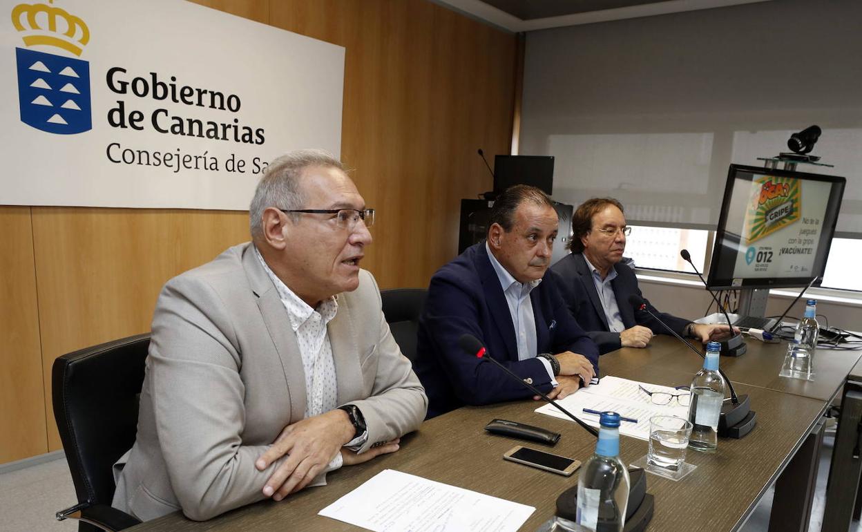 De izquierda a derecha, Alemán, Trujillo y García, en la presentación de la campaña vacunal. 