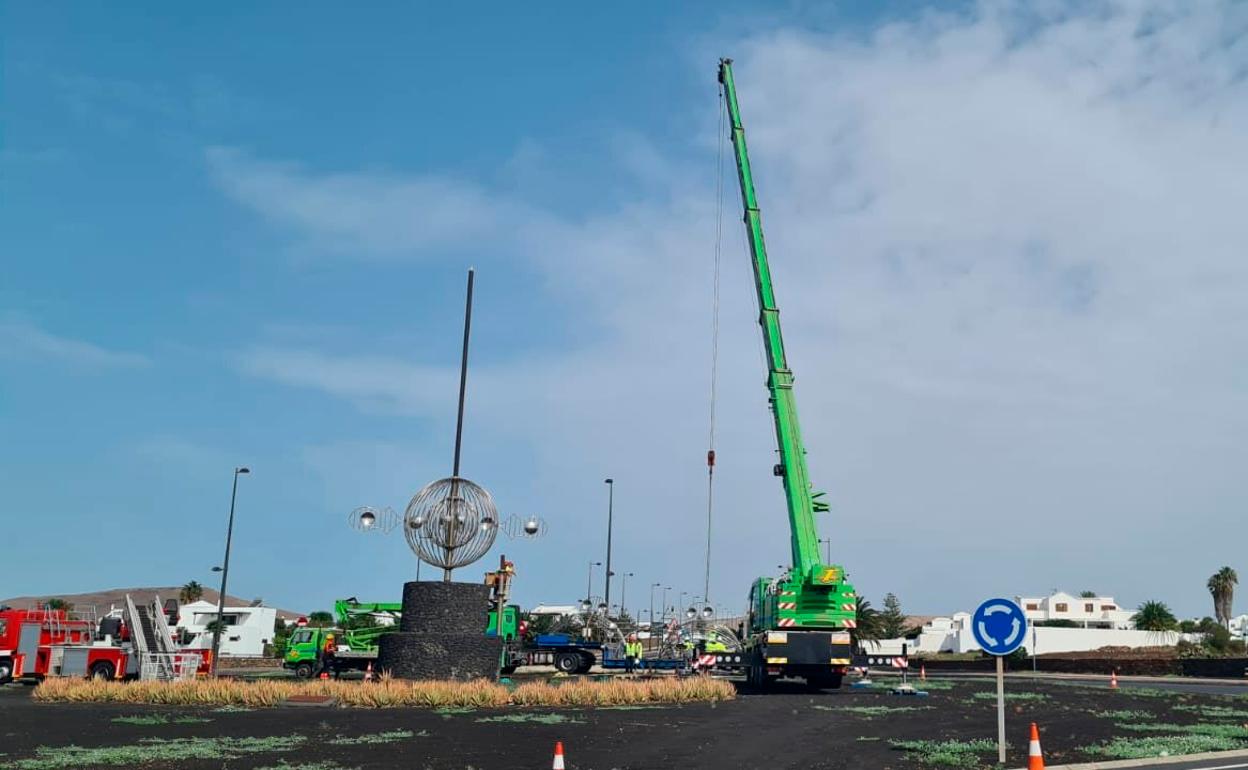 Labores de retirada de la escultura de César Manrique en la rotonda de Tahíche. 