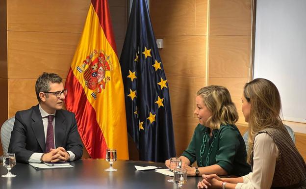 Las diputadas de CC, Ana Oramas y María Fernández, durante la reunion que mantuvieron este miércoles con el ministro Bolaños. 