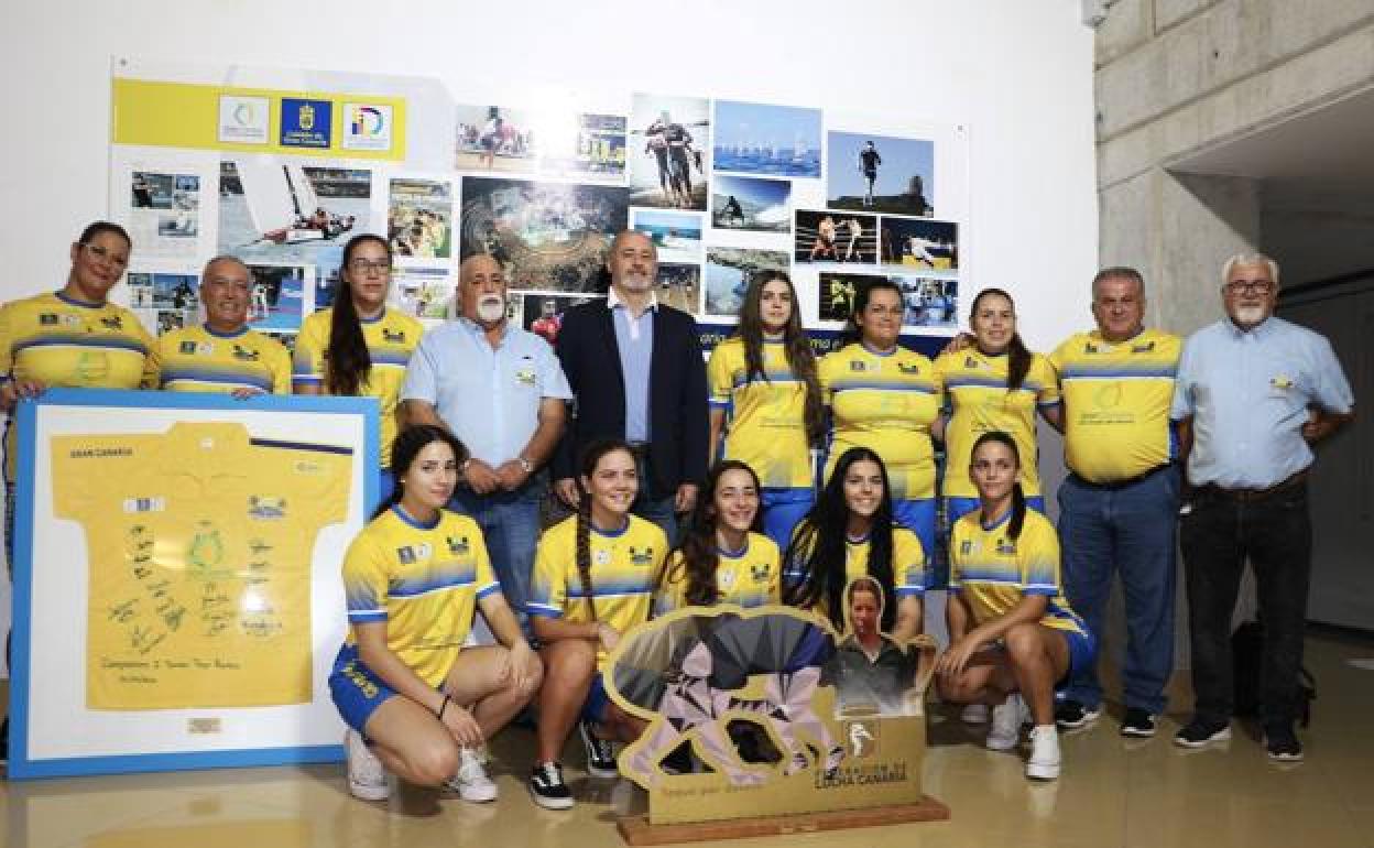 Selección juvenil femenina con el presidente de la insular y el consejero de Deportes del Cabildo. 