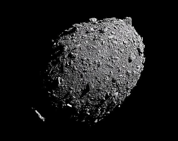 Dimorphos, fotografiado por la sonda DART segundos antes del impacto. 