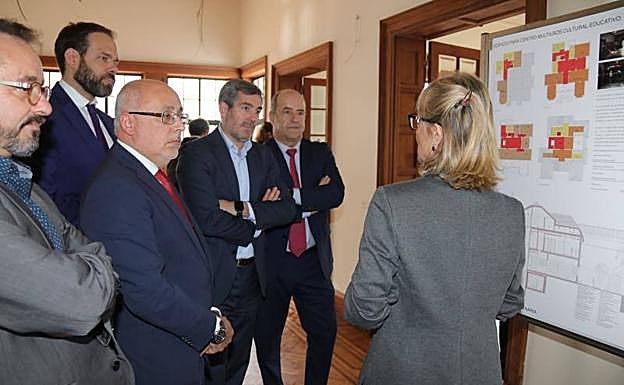 Dirigentes del Cabildo, el Gobierno canario y la universidad reciben explicaciones de las obras pendientes. 