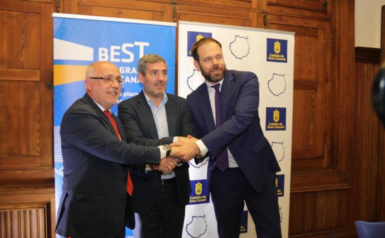 Morales, Clavijo y Thiel, representante de la London School of Economics, en 2019 en la Casa Fuentes. 