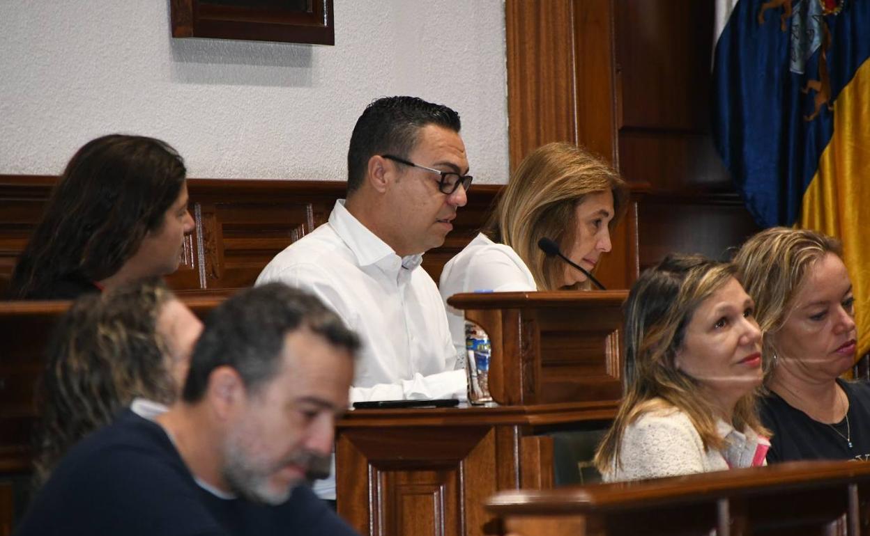 Déniz dando su discurso de despedida este jueves en el salón de plenos del Ayuntamiento de Telde. 