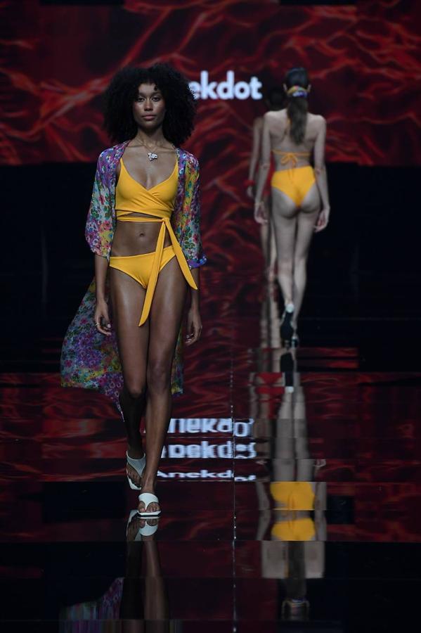 Fotos: Anekdot realza la belleza femenina con su colección en Moda Cálida