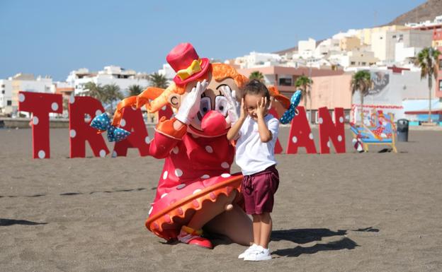 La payasa Chanita, con una niña en la playa de Gran Tarajal. 