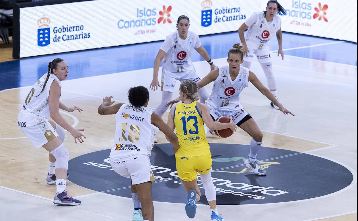 Las primeras actuaciones de Petra Holesinska con la camiseta amarilla han sido buenas y los rivales le dedican atención extra, como en la imagen. 