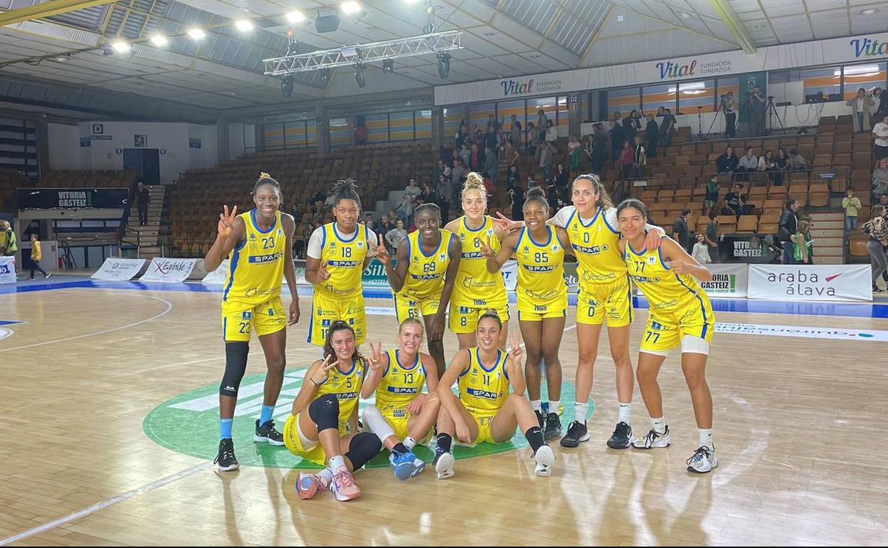 Las jugadoras del CB SPAR Gran Canaria celebran la victoria en Vitoria. 