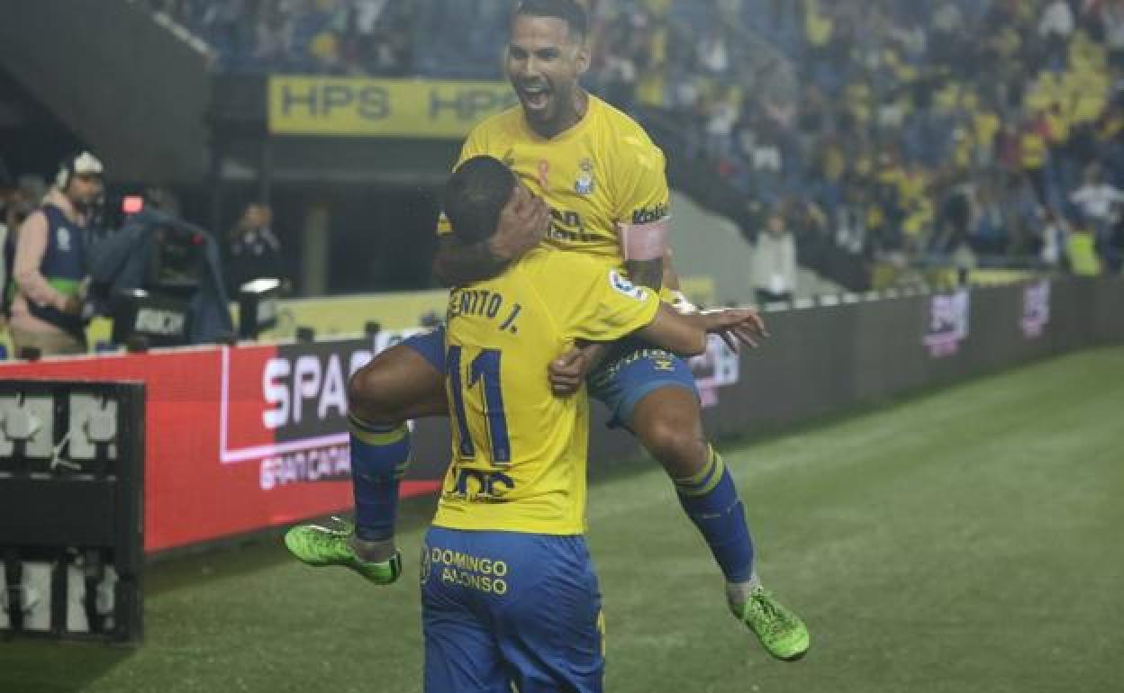 Viera celebra con Benito el gol del triunfo. 
