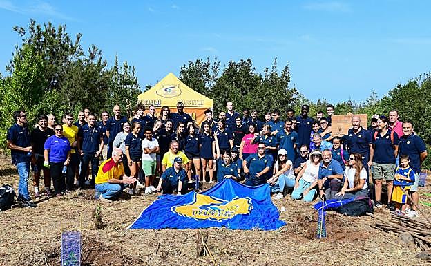 Integrantes de la estructura administrativa y deportiva del Club Baloncesto Gran Canaria compartieron una jornada diferente con la presencia de abonados del club claretiano. 