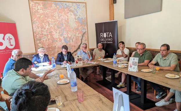 Una de las mesas de trabajo para la promoción de los vinos de la DOP Gran Canaria en Triana. 