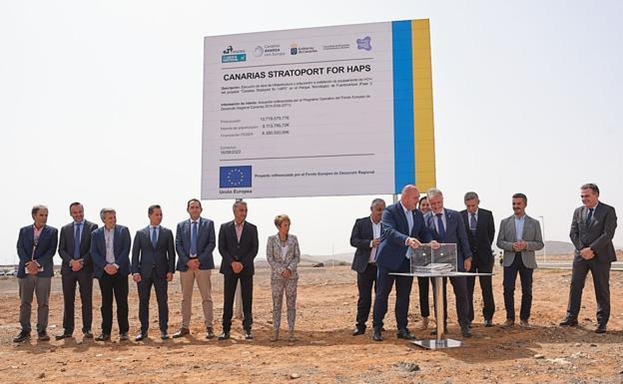 El presidente canario Angel Víctor Torres acudió, el pasado 3 de octubre, a la puesta de la primera piedra del estratopuerto en el Parque Tecnológico de Fuerteventura. 