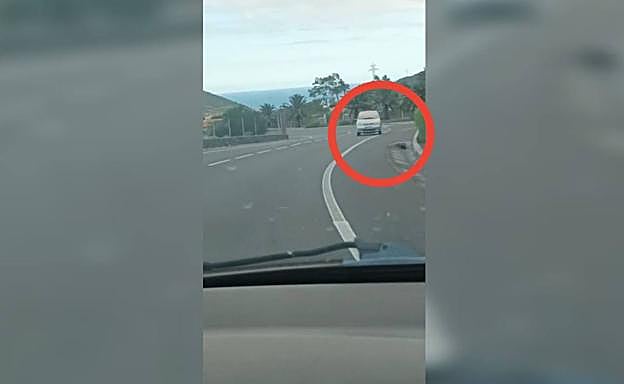 Imagen del vehículo circulando marcha atrás. 