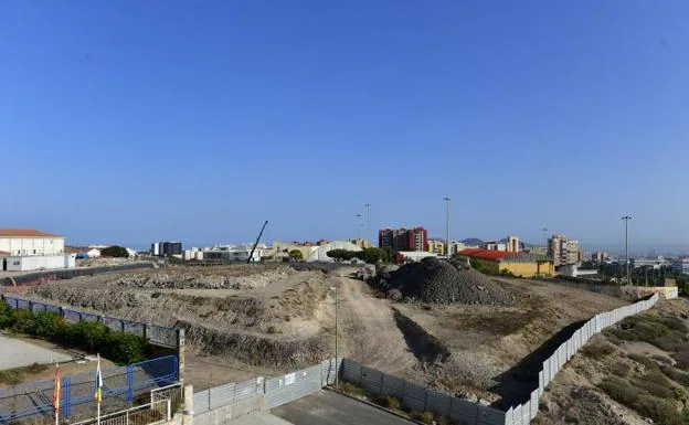 Parcela donde se levantaron los platós durante el movimiento de tierras anterior a las obras. 