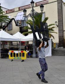 Imagen secundaria 2 - Acondicionamiento de la plaza de Santa Ana para el rodaje de la serie de Amazon Prime. 