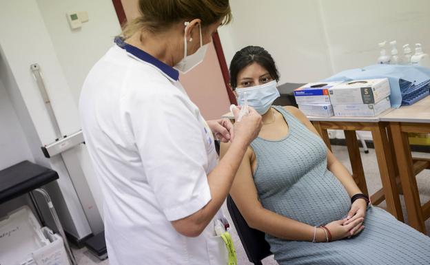 Silvana Capelo, momentos antes de recibir la vacuna contra la gripe. 