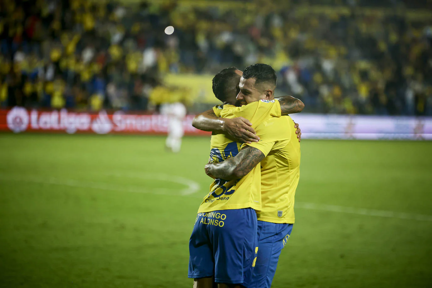Viera y Vitolo se funden en un abrazo tras el gol al Cartagena. 